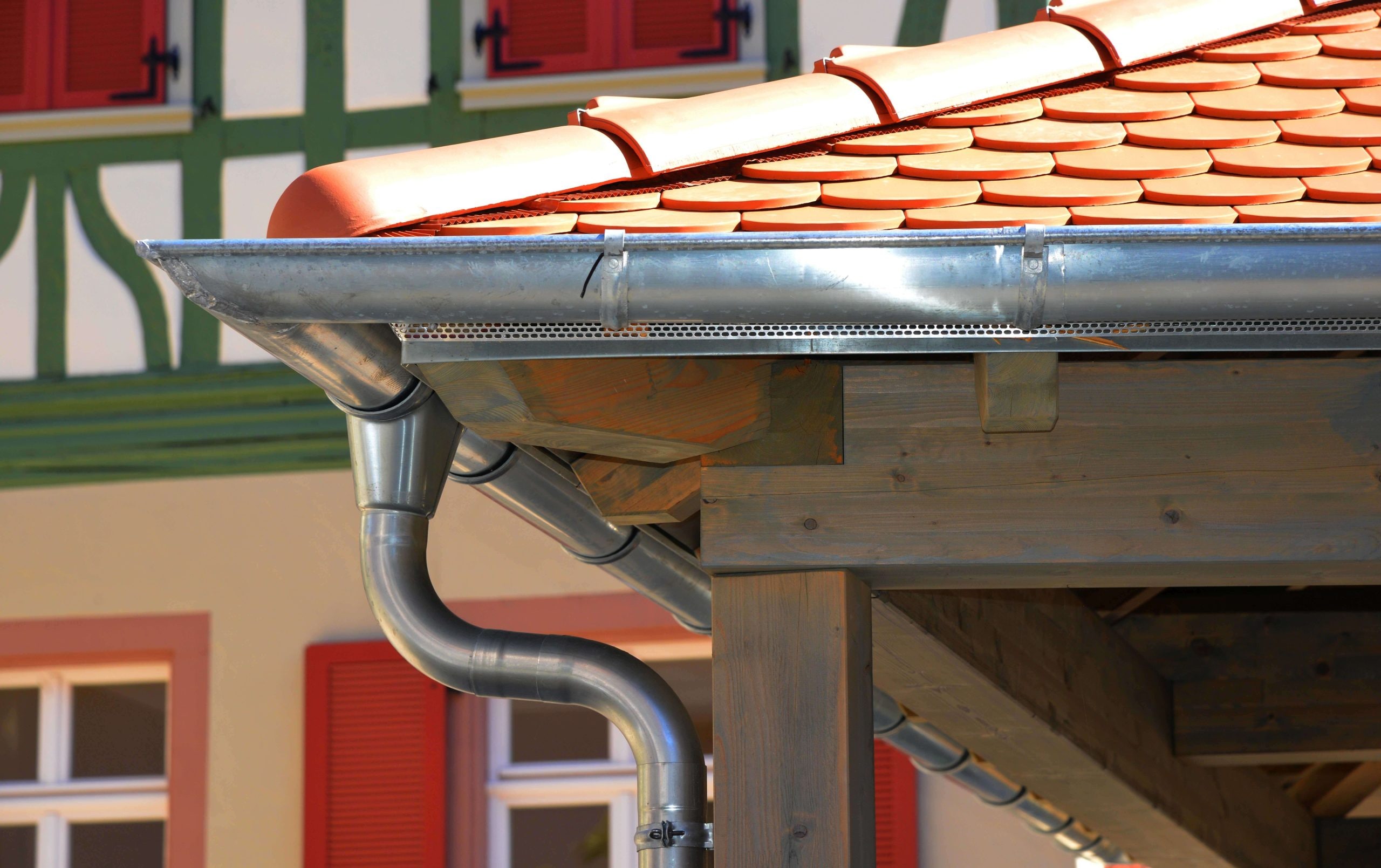 Corrosion-resistant steel gutters for effective rainwater drainage in Eugene